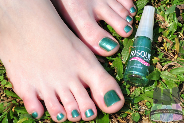 Esmalte Verde diferente Risqué nos pés